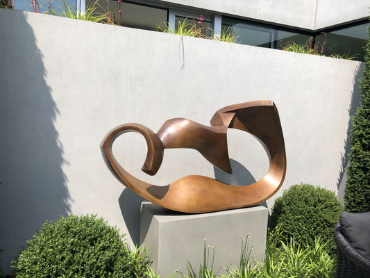  Ola - 2023  - Bronze patiniert  - h 96 x b 170 x t 60 cm - Ansicht 1
