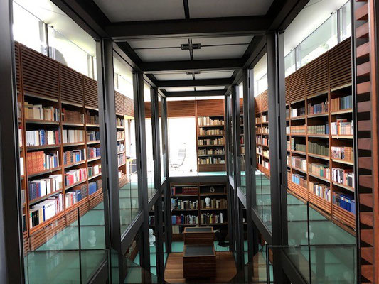 Glasreinigung in einer Bibliothek