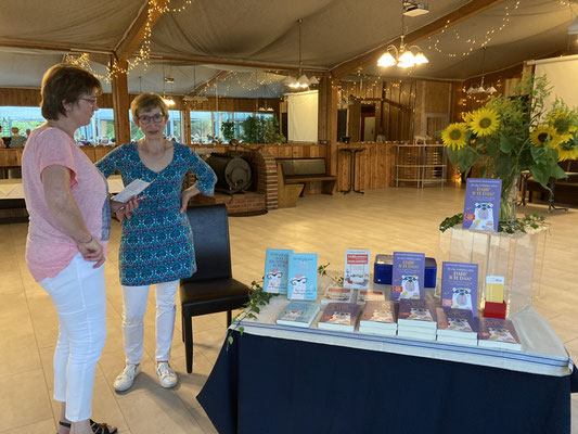 Büchertisch der Buchhandlung Lesezeichen aus Westerstede