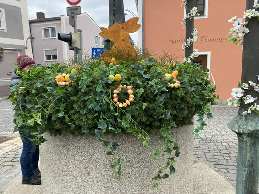 Der Osterhase bewacht den Osterbrunne 