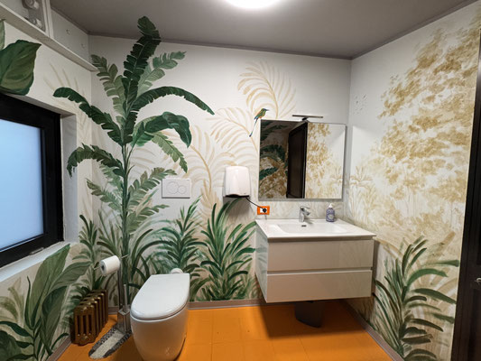 Decorazione pittorica del bagno di un'azienda