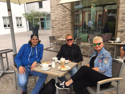 Patrick mit Otto M. Raad & Sady nach den Dreharbeiten zum Musikvideo "Choose me" 2021 (Heddesheim)