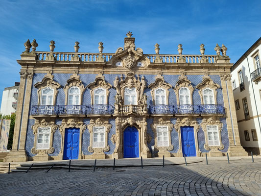 eines von vielen schönen Gebäuden mit den für Portugal so berühmten Keramikfliesen (Azulejos)