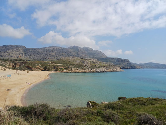 Auf dem Foto ist auf der rechten Seite das Meer zu sehen und auf der linken Seite der Sandstrand.