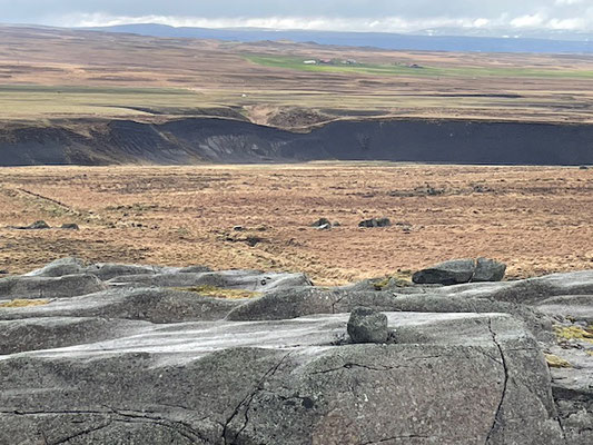 Die Landschaft bietet viele Steine - "Grettistök" heißen die schweren Brocken
