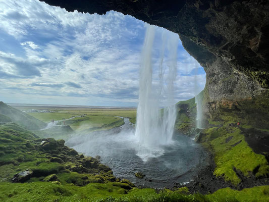 Auf dem Pfad hinter den Wasserfall