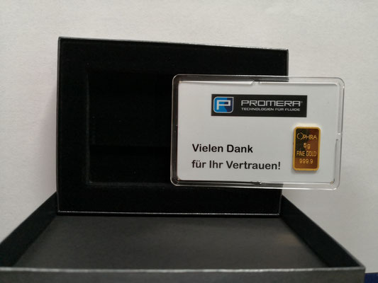 Individueller Geschenkbarren mit einem Goldbarren