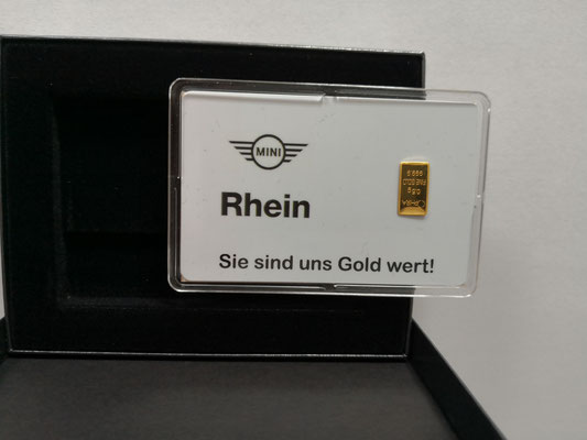 Individueller Geschenkbarren mit einem Goldbarren