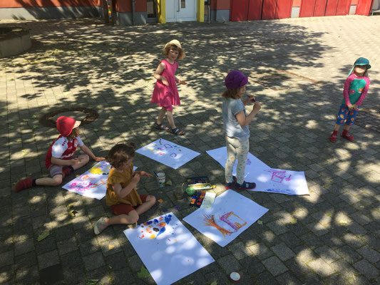 Wir versuchen, alle Bildungsangebote auch nach draußen zu verlagern. Wir lieben diese spontanen Freiheiten - so wie an diesem schönen Sommertag unter einer Platane vor der Jugendkunstschule.