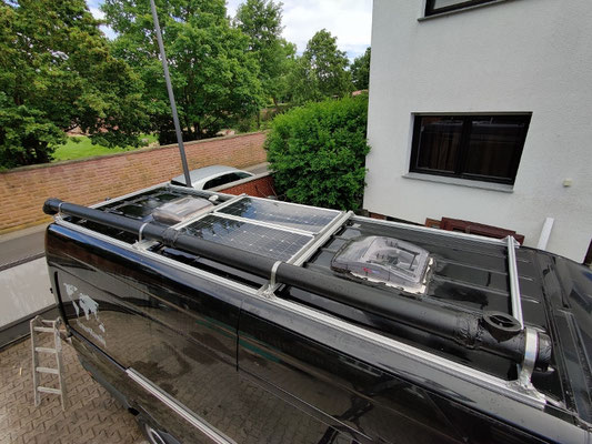 Warmwasserrohr auf dem Dach