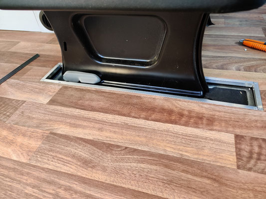 Aluleiste um den PVC-Boden