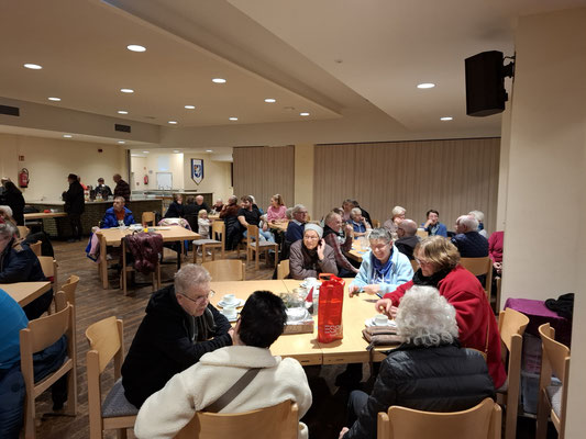 Kleine Plauschrunde bei Kaffee und Kuchen
