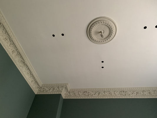 Sanierte Stuckdecke nach Farbgebung