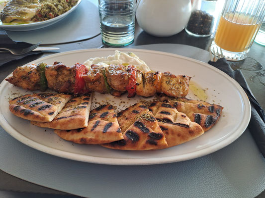  Souvlaki mit Tsatsiki im Akrotiri Lounge Restaurant September 2024 Arillas Corfu