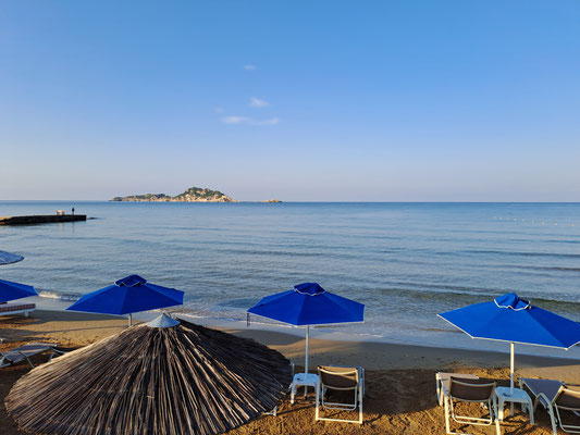 Arillas Beach Sonnenschirm, Liegen und Mole ins Wasser