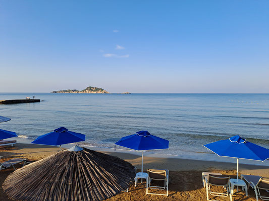 Arillas Beach Sonnenschirm, Liegen und Mole ins Wasser