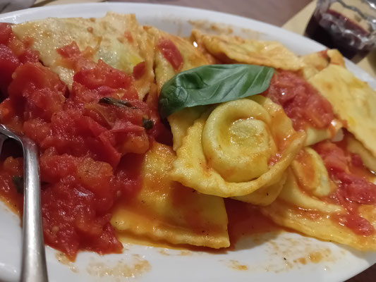 Ravioli mit Spinat-Füllung und Tomatensauce