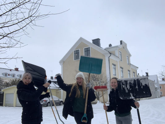 Wir drei beim Schneeschüppen