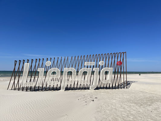 Schriftzug Liepaja am Strand.