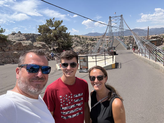 Auf über die Brücke bei 33 Grad