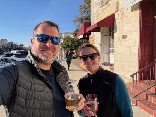 Wir genießen einen Wine-to-go auf der Shoppingstraße in Fredericksburg, TX, und verabschieden uns von der Stadt