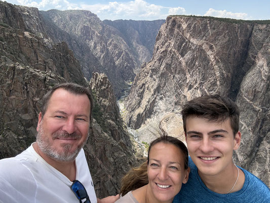 Die Painted Wall im Hintergrund im Canyon ist die höchste Klippe von Colorado, nicht der höchste Berg