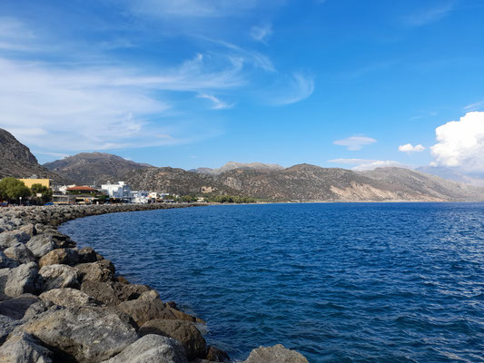 Blick vom Hafen und Promenade in Paleochora auf das Mittelmeer