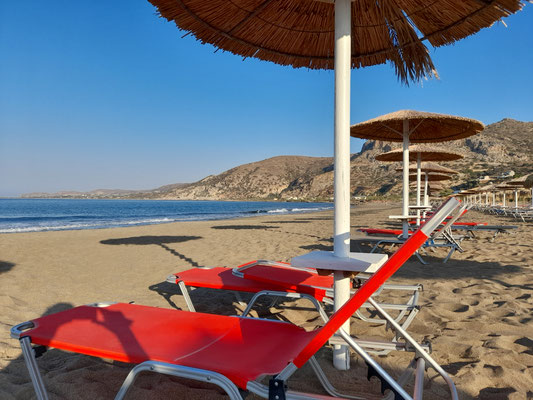 Strandliegen und Strandschirme Strand Kreta