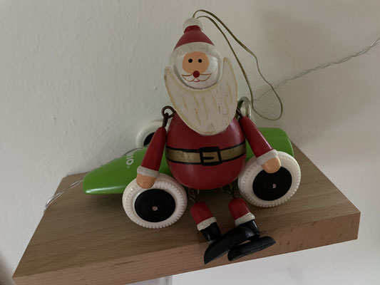 Fürs Nikolausieren leiht Steve ihm seinen neusten Rennschlitten! :)