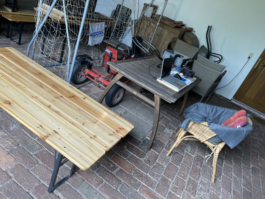 In der Deele wird der Gartentisch zum Schreibtisch.