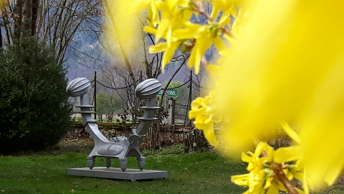 Schlosspark, Schloss Ebenau, Skulptur von Bruno Gironcoli im Frühling ©Galerie Walker