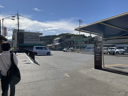 左側へ（タクシー乗り場もあります）