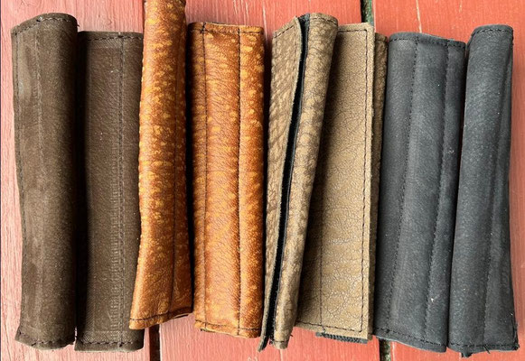 Lederloops für schmale Bügelriemen, mit Neopren Inlay, €30/Paar