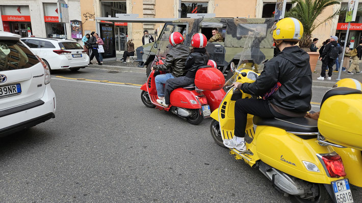farbenfrohe Vespa-Fahrer