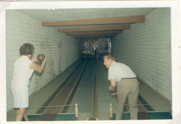 Bild 25: Kegelbahn des Kurhauses, hier mit Gästen des Emailierwerkes aus Mellendorf, 1968