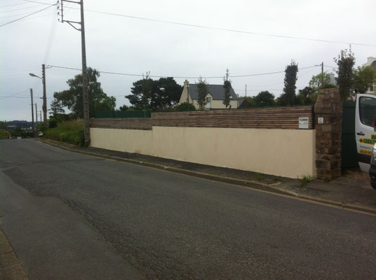 Clôture ajourée en Douglas sur mur parpaing enduit