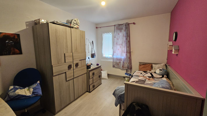 Chambre d’enfant avec mobilier basique et absence d’espaces de travail