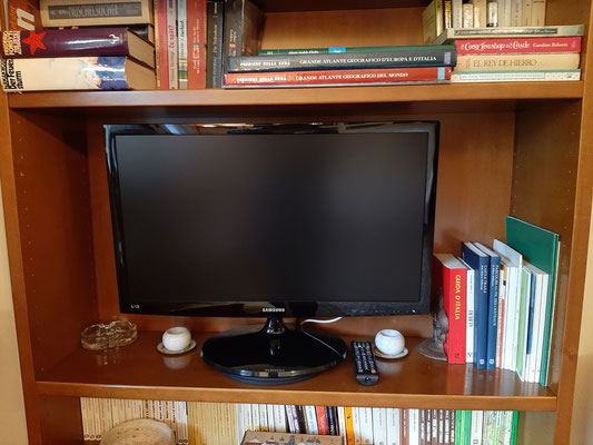 Wohnzimmer: TV LED SAMSUNG 28"  / SCART; USB; HDMI .