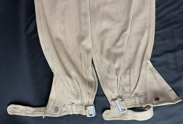 Coulisseaux métalliques aux chevilles et à la taille.