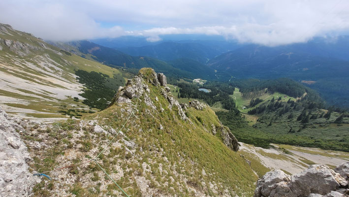 am netten, grasigen Grat der 4. Seillänge