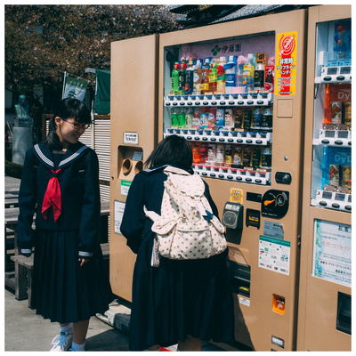 Les écolières | (c) Charles Deluvio – 2017 – Kamakura – Sous licence Unsplash﻿