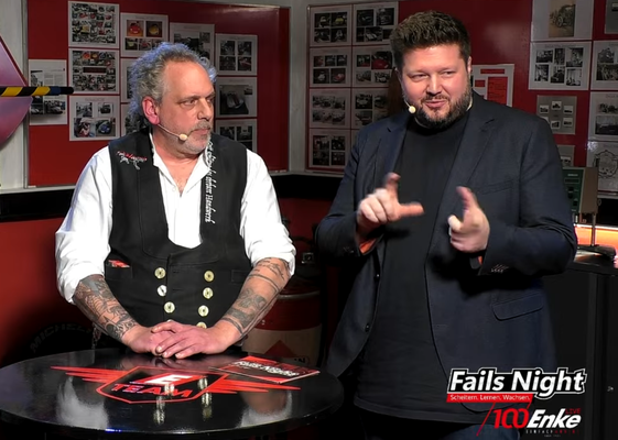 Redner Michael Wenzel mit Moderator und Initiator Oliver Oettgen