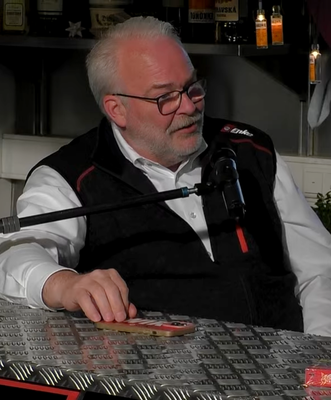 Hört interessiert zu: Gastgeber und Enke-Inhaber Hans-Ulrich Kainzinger