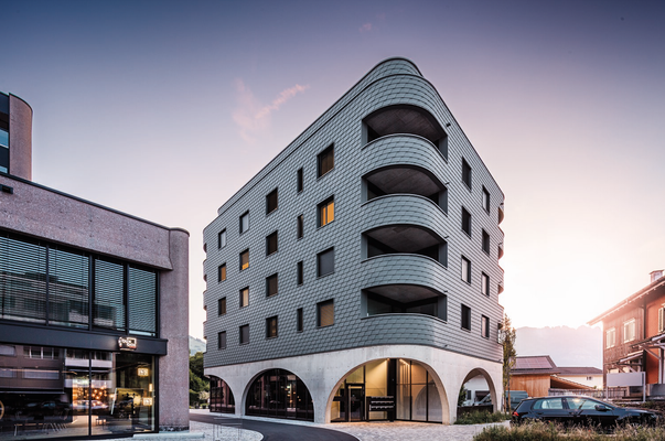 Mit dem neuen Bernerhaus in Buchs (CH) erschufen die Architekten Kaundbe aus einer sanierungsbedürftigen Einkaufspassage zusätzlich ein dreieckiges Mixed-Use-Building mit abgerundeten Ecken.