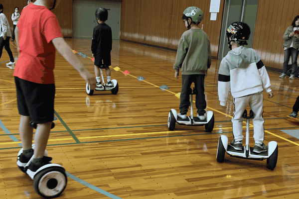 熊本の体育館で開催されたセグウェイ体験イベント 学校行事にも対応した電動モビリティ体験