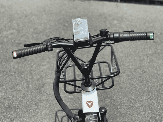熊本で試乗できる特定小型原付のハンドルと左右のウインカー