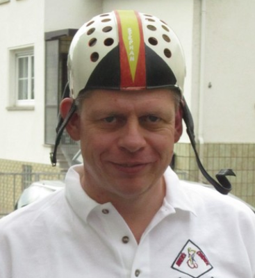 Ich 2012 - mittlerweile passt der Helm nicht mehr auf meinen Dickschädel ;-)