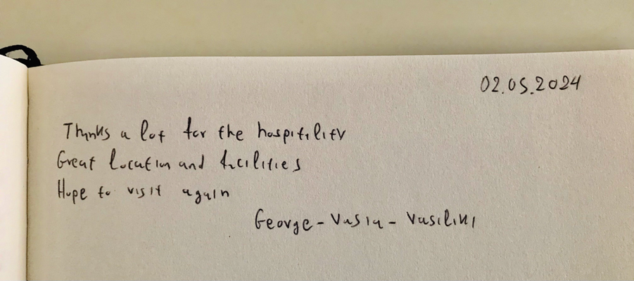 "Thanks a lot for the hospotality. Great location and facilities. Hope to visit again. George - Vasia - Vasilini (from Greece)"  Eintrag im Gästebuch des Weinhaus Moser.