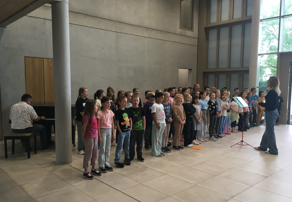 Der Grundschulchor singt beim Gegenbesuch aus Marlenheim