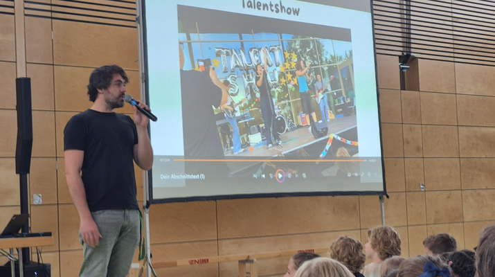 Musiklehrer Tobias Sigg dankt für das Engagement, die tollen Beiträge und die große Unterstützung bei der Talentshow 2025.